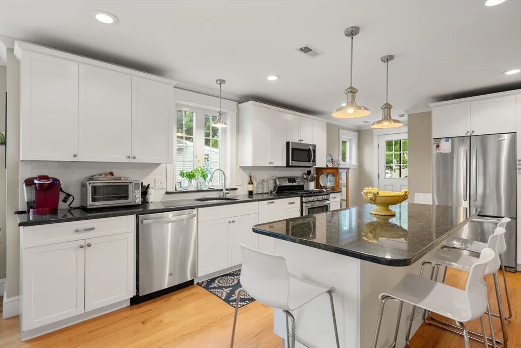 3 bed, 2 bath apartment for rent at 37 Pequossette Unit 37, Watertown — photo 3 of 22