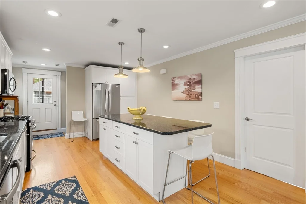 3 bed, 2 bath apartment for rent at 37 Pequossette Unit 37, Watertown — photo 4 of 22