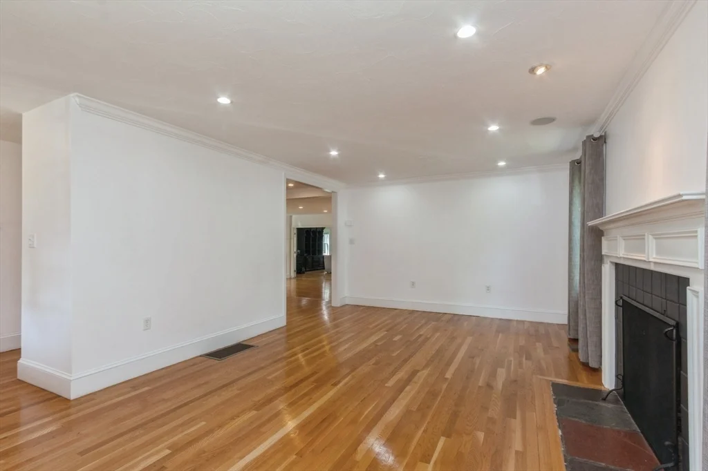 5 bed, 3 bath apartment for rent at 37 Philbrick Rd, Newton — photo 4 of 30