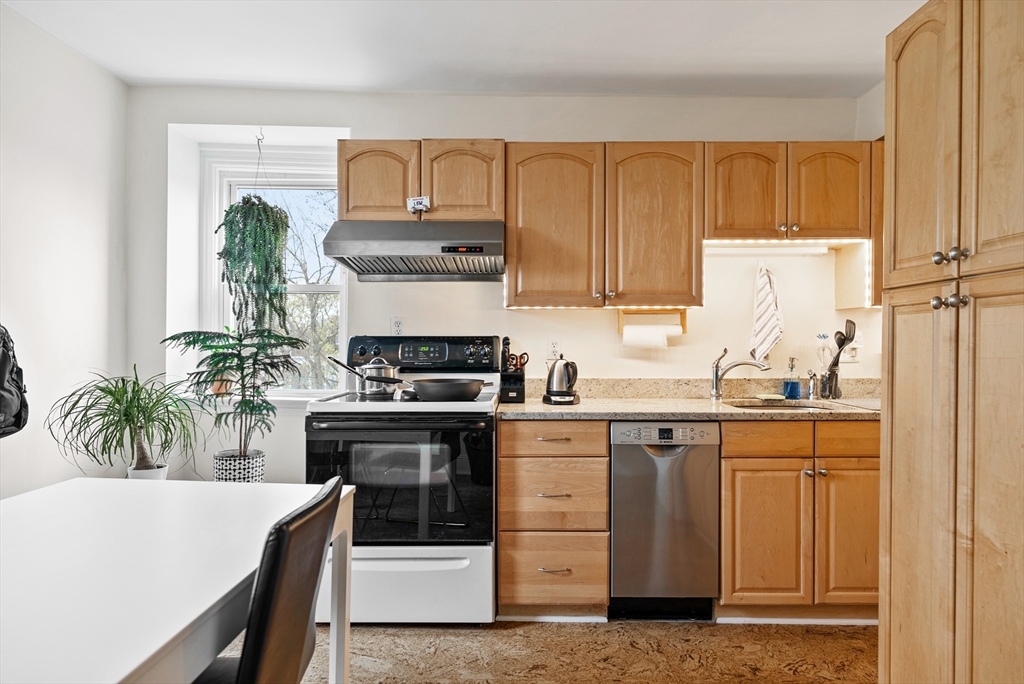 1 bed, 1 bath apartment for rent at 37 Putnam Ave Unit 3, Riverside — photo 3 of 21
