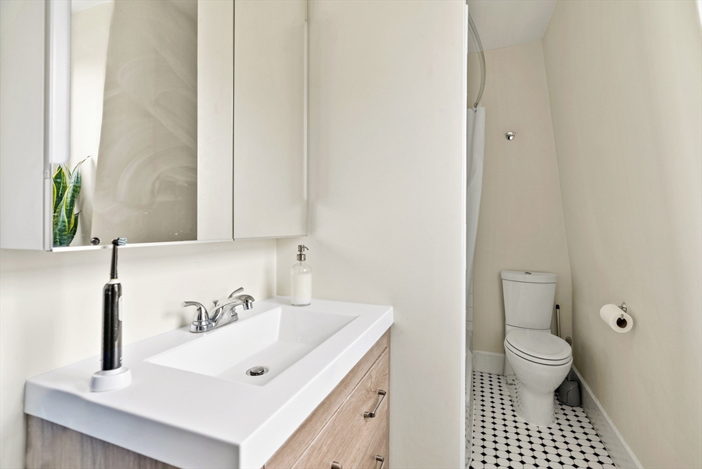 1 bed, 1 bath apartment for rent at 37 Putnam Ave Unit 3, Riverside — photo 12 of 21