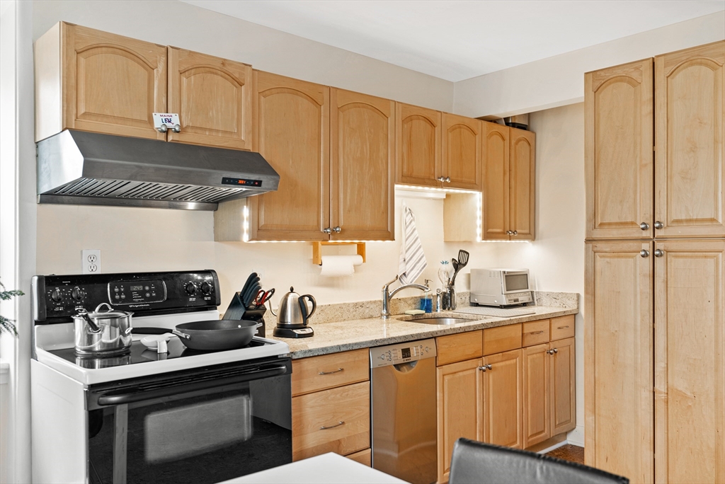 1 bed, 1 bath apartment for rent at 37 Putnam Ave Unit 3, Riverside — photo 2 of 21
