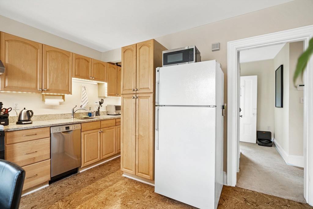 1 bed, 1 bath apartment for rent at 37 Putnam Ave Unit 3, Riverside — photo 5 of 21