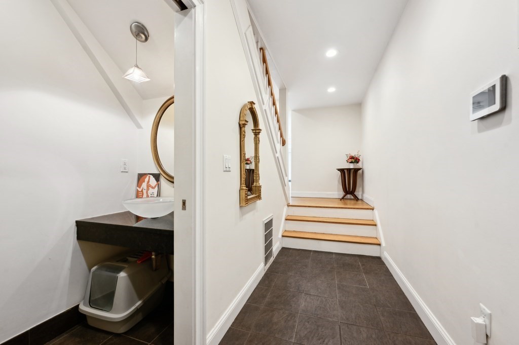 4 bed, 2 bath apartment for rent at 37 Queensberry Unit SF, Fenway — photo 11 of 35