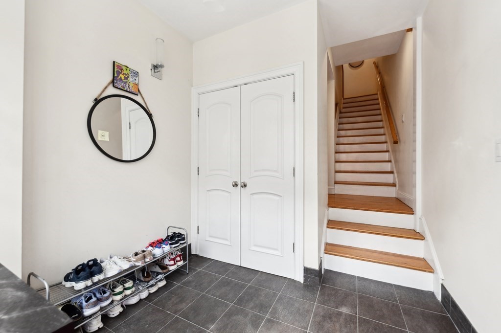 4 bed, 2 bath apartment for rent at 37 Queensberry Unit SF, Fenway — photo 4 of 35