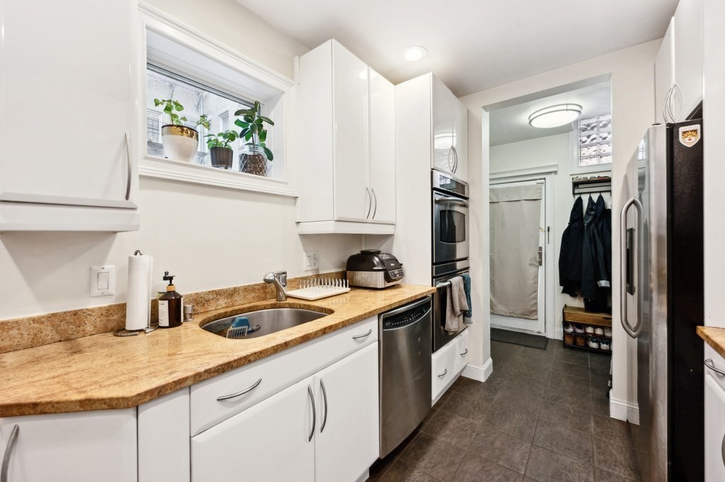 4 bed, 2 bath apartment for rent at 37 Queensberry Unit SF, Fenway — photo 8 of 35