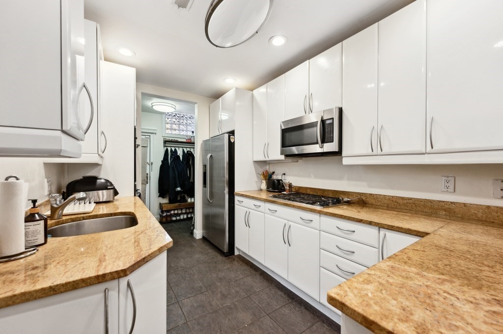 4 bed, 2 bath apartment for rent at 37 Queensberry Unit SF, Fenway — photo 6 of 35