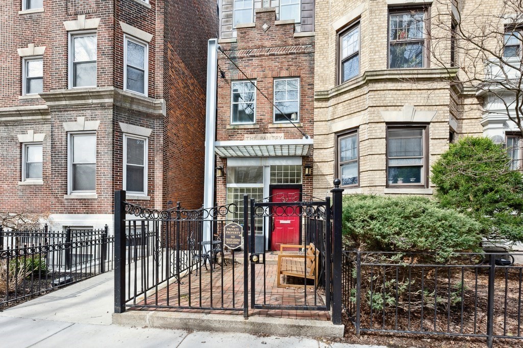 4 bed, 2 bath apartment for rent at 37 Queensberry Unit SF, Fenway — photo 2 of 35