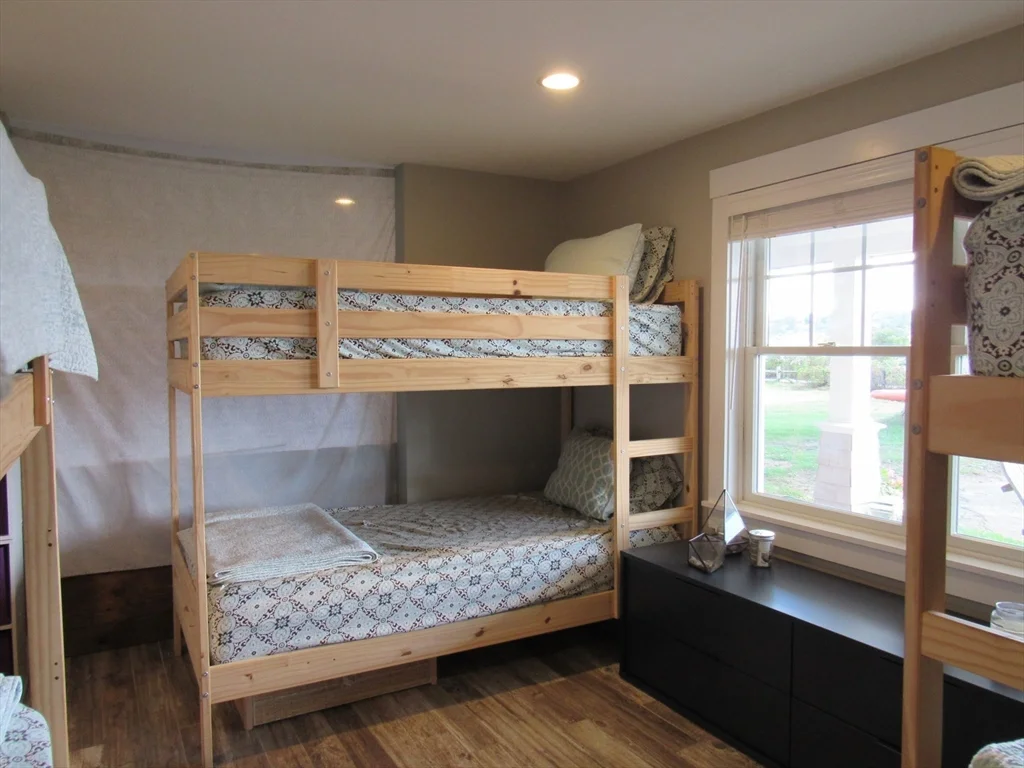 3 bed, 2 bath apartment for rent at 37 River Rd Unit -, Little Neck — photo 24 of 26