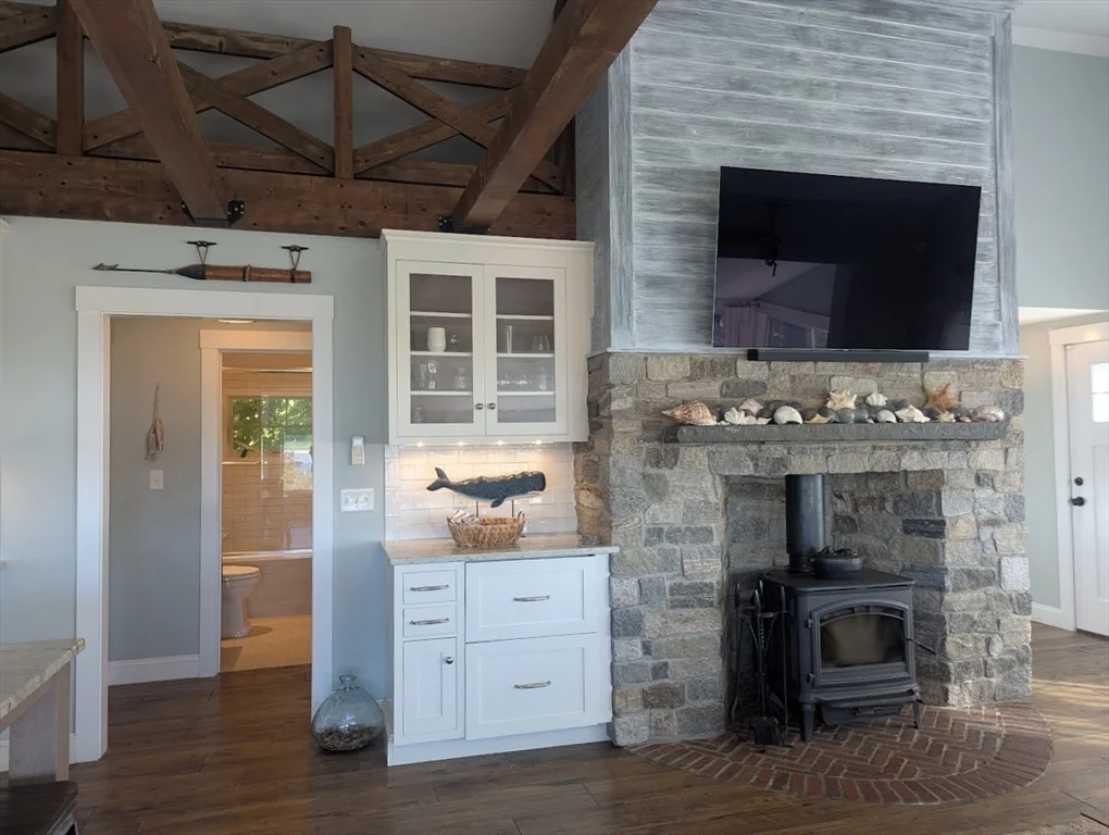 3 bed, 2 bath apartment for rent at 37 River Rd Unit -, Little Neck — photo 9 of 26