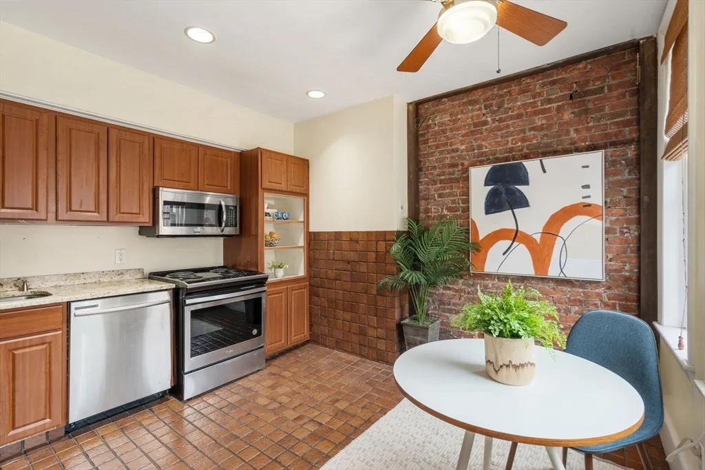 1 bed, 1 bath apartment for rent at 37 Saint Paul St Unit 3, Coolidge Corner — photo 2 of 13