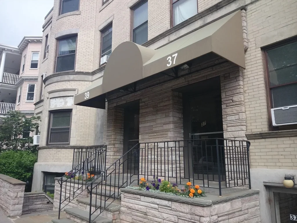 1 bed, 1 bath apartment for rent at 37 Saint Paul St Unit G2, Brookline