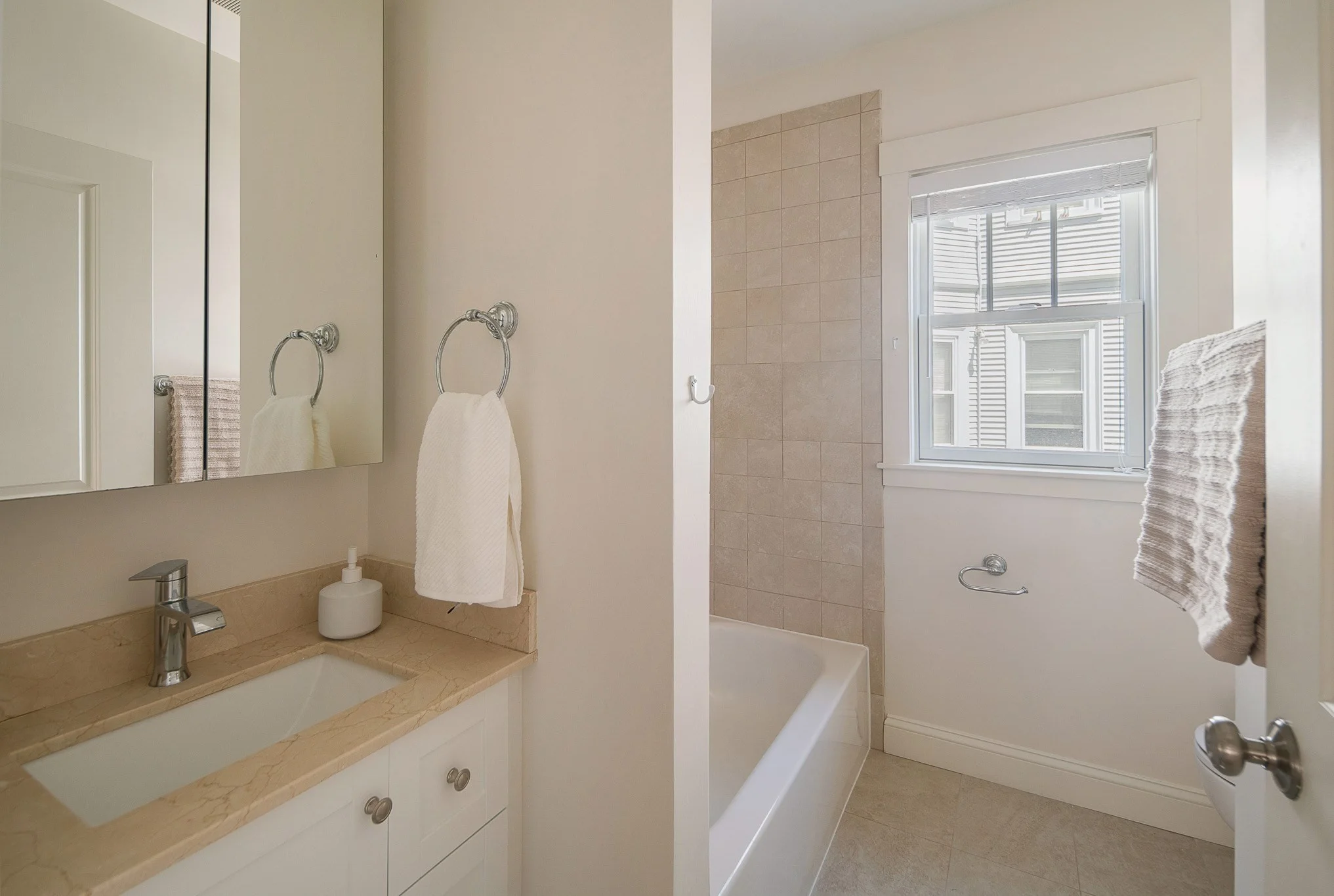 4 bed, 3 bath apartment for rent at 37 Sheridan Ave Unit 1, Glenwood — photo 10 of 18