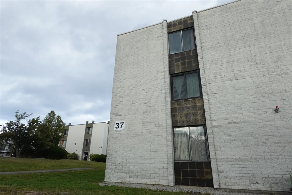 2 bed, 1 bath apartment for rent at 37 Skyline Dr Unit 11, Braintree — photo 1 of 18