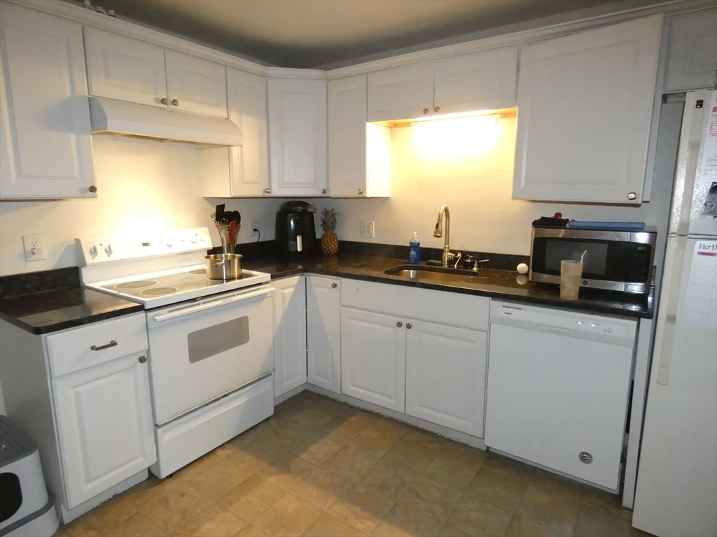 2 bed, 1 bath apartment for rent at 37 South St Unit 6, Medford — photo 2 of 8