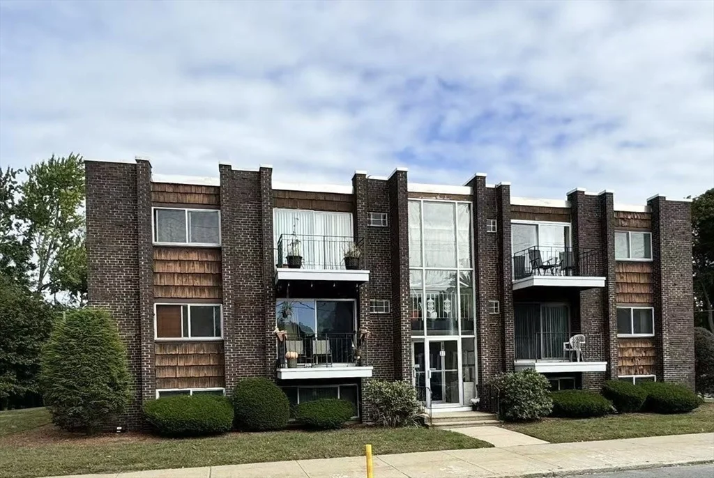 2 bed, 1 bath apartment for rent at 37 South St Unit 7, Medford — photo 1 of 9