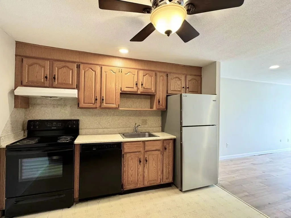 2 bed, 1 bath apartment for rent at 37 South St Unit 7, Medford — photo 3 of 9