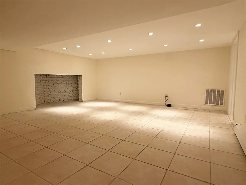 3 bed, 3 bath apartment for rent at 37 Stephen Pl, Oak Hill — photo 31 of 42