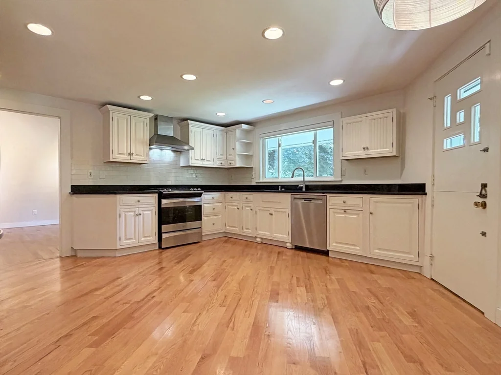 3 bed, 3 bath apartment for rent at 37 Stephen Pl, Oak Hill — photo 14 of 42