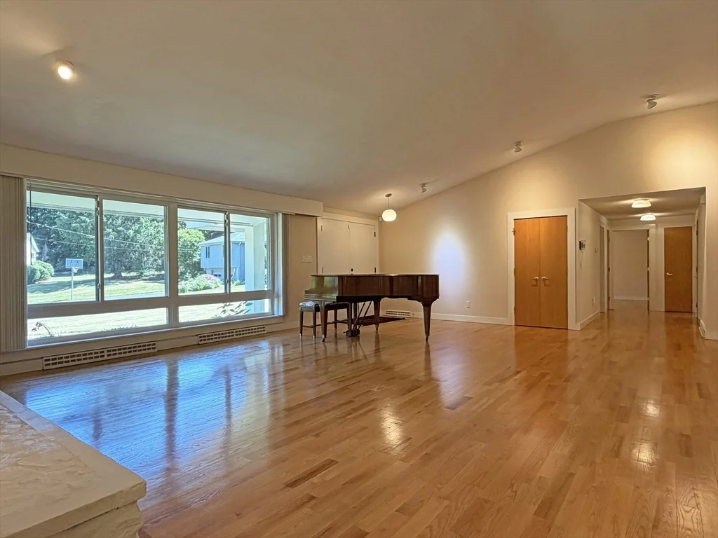 3 bed, 3 bath apartment for rent at 37 Stephen Pl, Oak Hill — photo 7 of 42