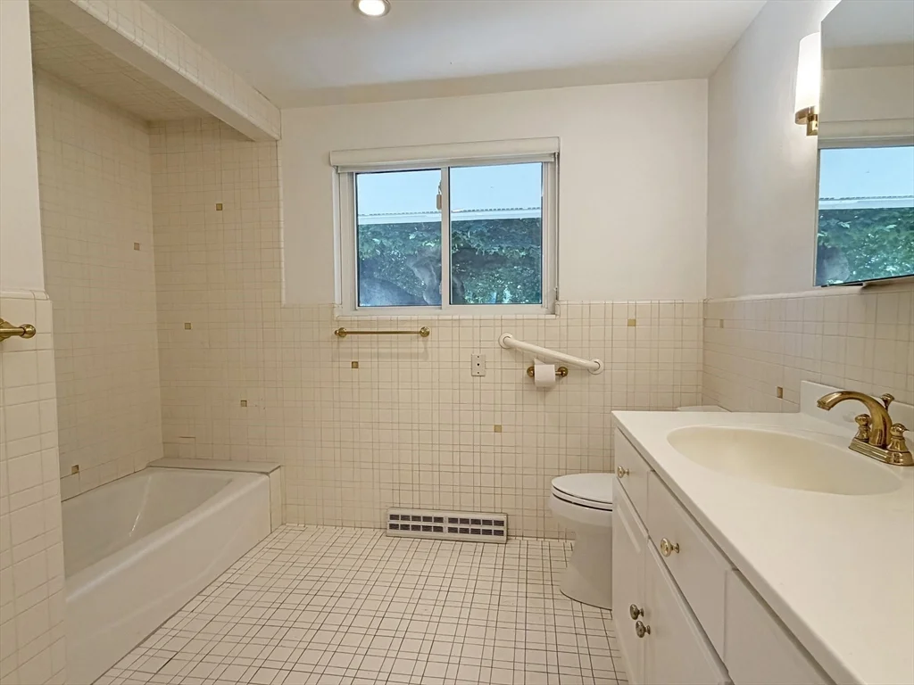 3 bed, 3 bath apartment for rent at 37 Stephen Pl, Oak Hill — photo 22 of 42
