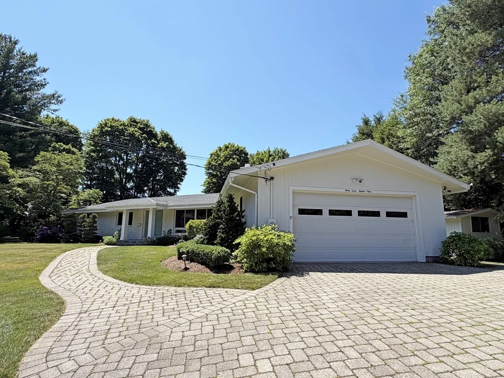 3 bed, 3 bath apartment for rent at 37 Stephen Pl, Oak Hill — photo 2 of 42