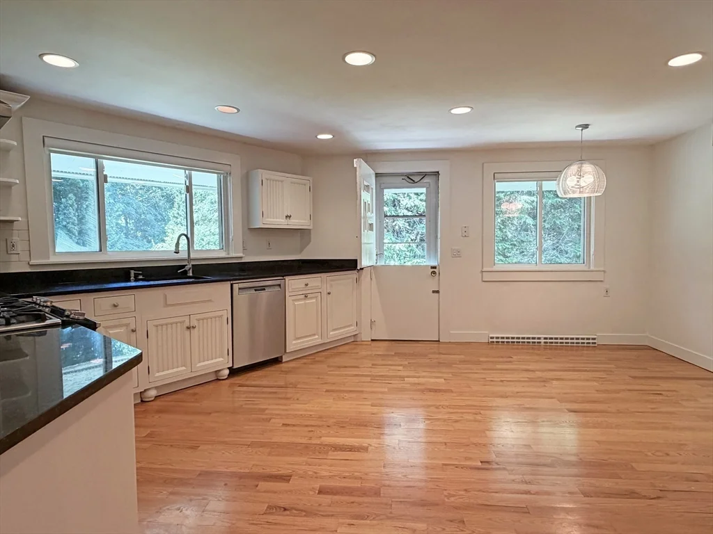 3 bed, 3 bath apartment for rent at 37 Stephen Pl, Oak Hill — photo 13 of 42