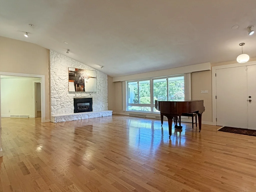3 bed, 3 bath apartment for rent at 37 Stephen Pl, Oak Hill — photo 8 of 42