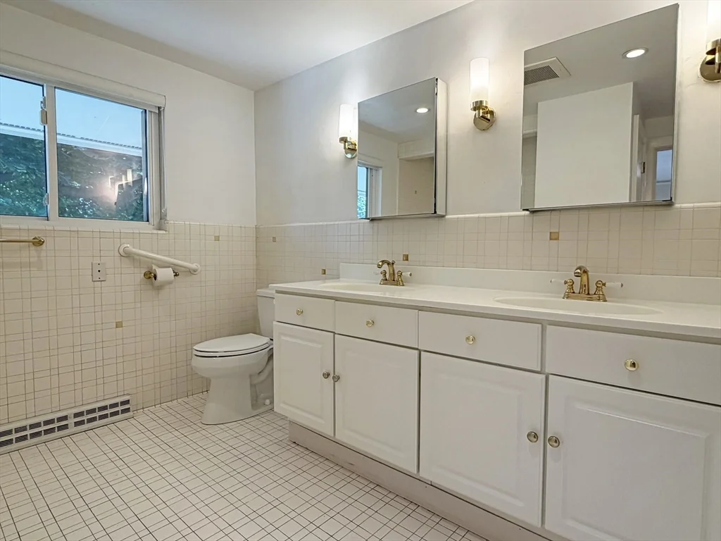 3 bed, 3 bath apartment for rent at 37 Stephen Pl, Oak Hill — photo 23 of 42