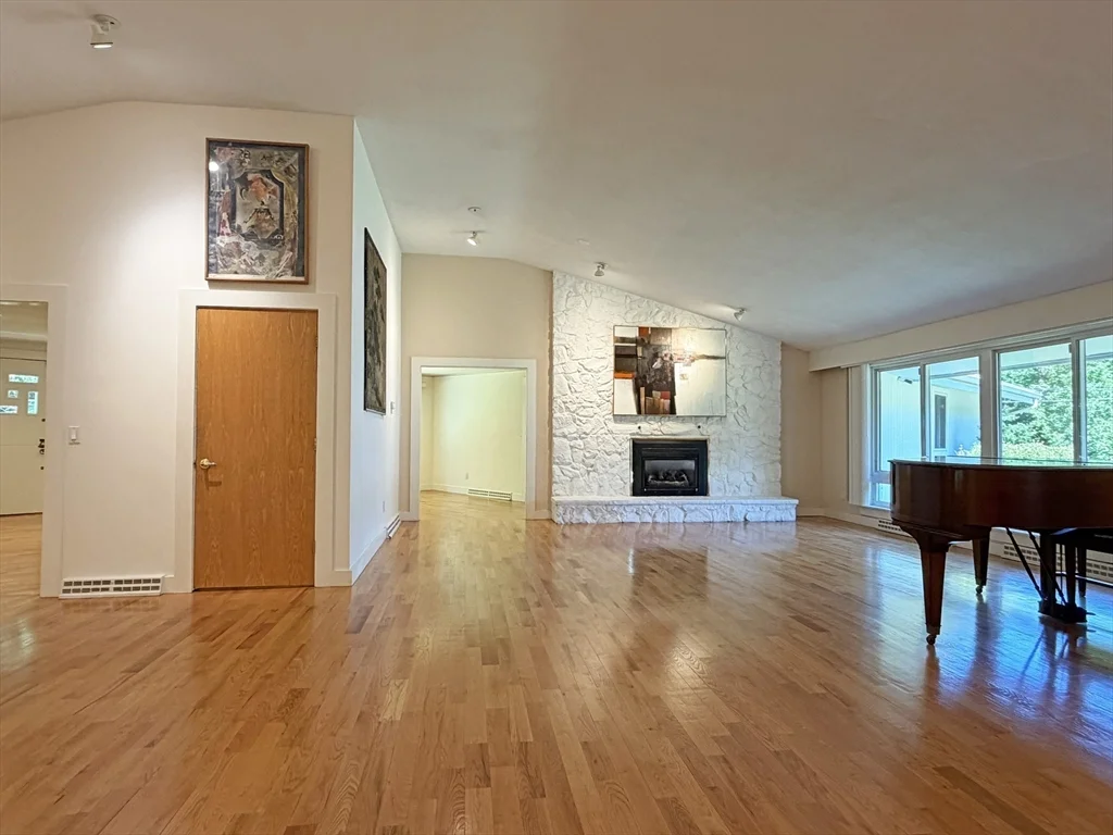 3 bed, 3 bath apartment for rent at 37 Stephen Pl, Oak Hill — photo 10 of 42