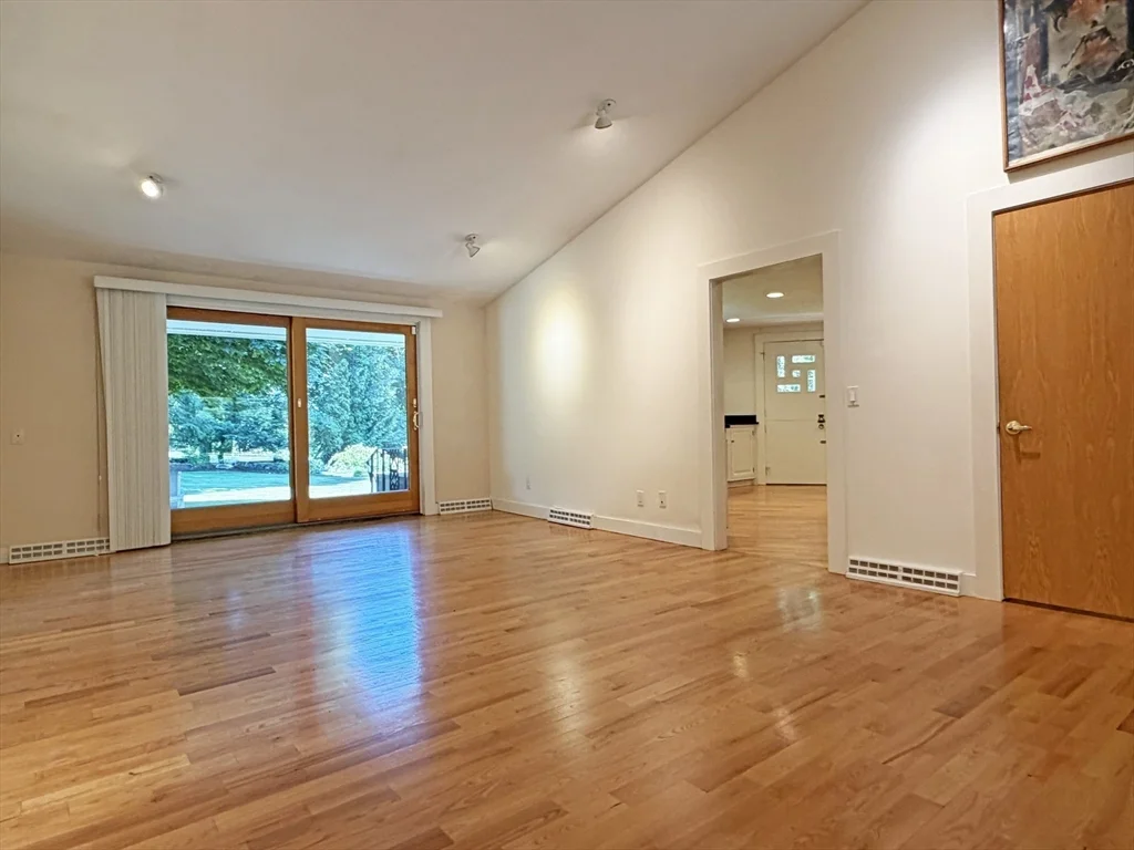 3 bed, 3 bath apartment for rent at 37 Stephen Pl, Oak Hill — photo 12 of 42