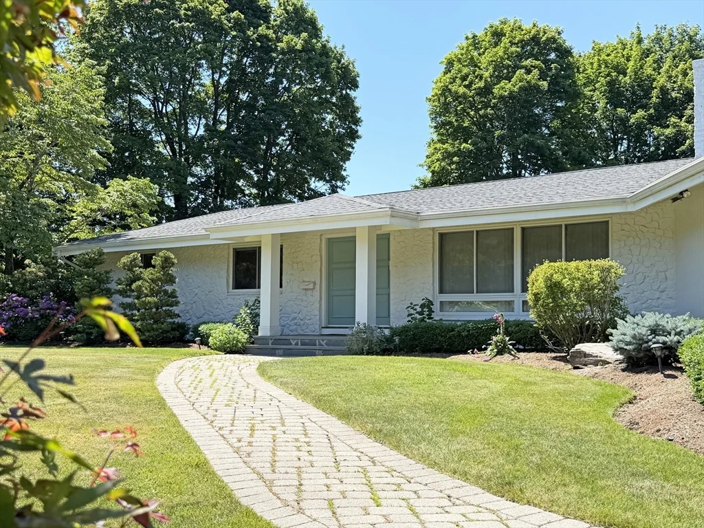 3 bed, 3 bath apartment for rent at 37 Stephen Pl, Oak Hill — photo 1 of 42