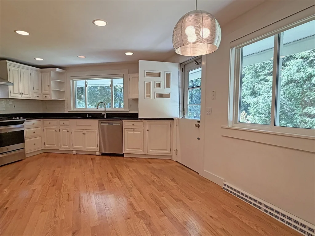 3 bed, 3 bath apartment for rent at 37 Stephen Pl, Oak Hill — photo 15 of 42