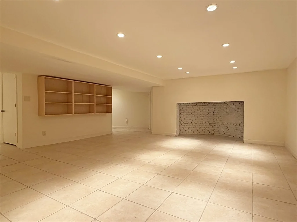 3 bed, 3 bath apartment for rent at 37 Stephen Pl, Oak Hill — photo 30 of 42