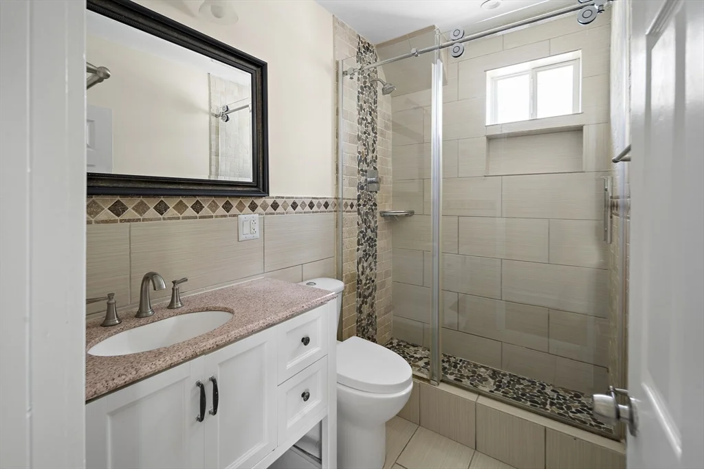 5 bed, 1 bath apartment for rent at 37 Union Unit 2, Everett — photo 13 of 19