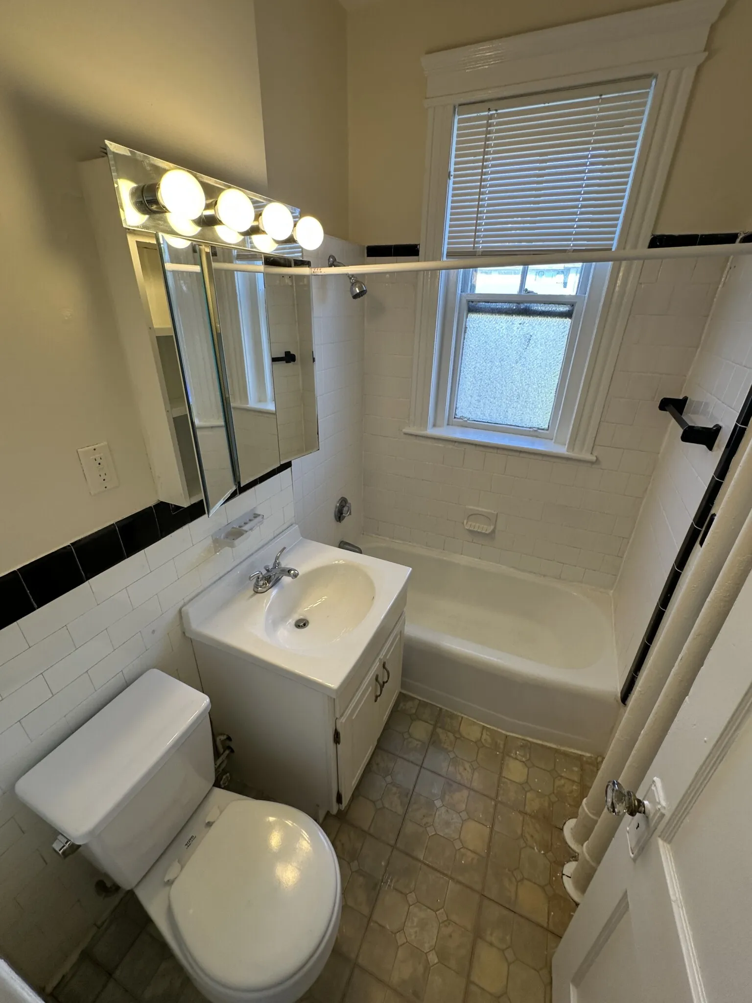 1 bed, 1 bath apartment for rent at 37 Wendell St Unit 44, Baldwin — photo 3 of 6