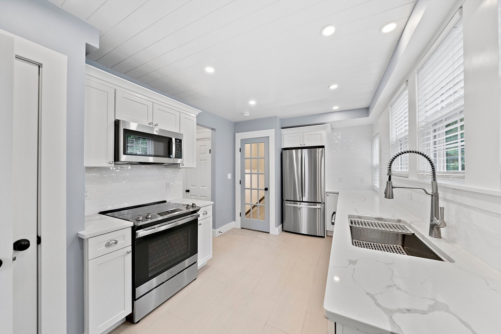 5 bed, 2 bath apartment for rent at 37 Wolcott Rd Unit 37, Chestnut Hill — photo 12 of 40