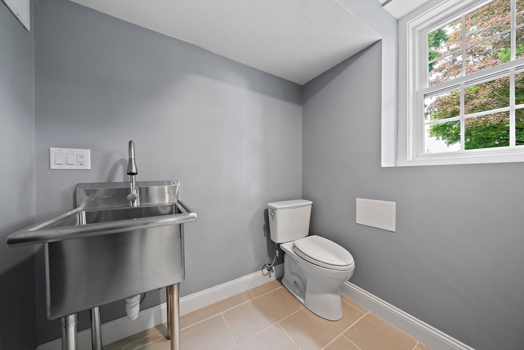 5 bed, 2 bath apartment for rent at 37 Wolcott Rd Unit 37, Chestnut Hill — photo 33 of 40