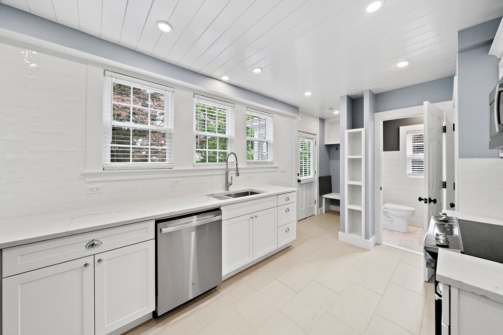 5 bed, 2 bath apartment for rent at 37 Wolcott Rd Unit 37, Chestnut Hill — photo 10 of 40