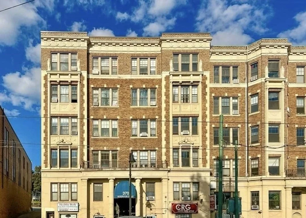 2 bed, 1 bath apartment for rent at 370 Chestnut Hill Ave Unit 45, Brighton — photo 2 of 9