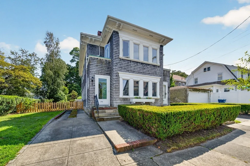 2 bed, 1 bath apartment for rent at 370 Maple St Unit 1, New Bedford