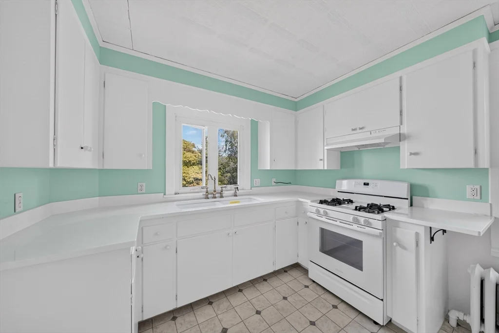 2 bed, 1 bath apartment for rent at 370 Maple St Unit 2, New Bedford — photo 9 of 18