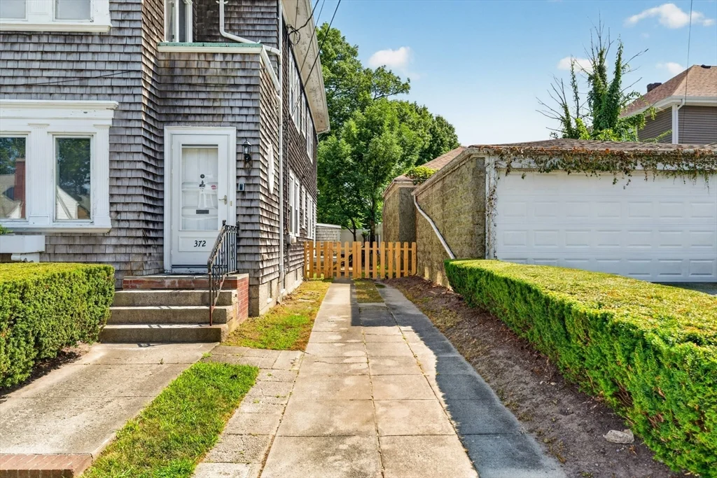 2 bed, 1 bath apartment for rent at 370 Maple St Unit 2, New Bedford — photo 3 of 18