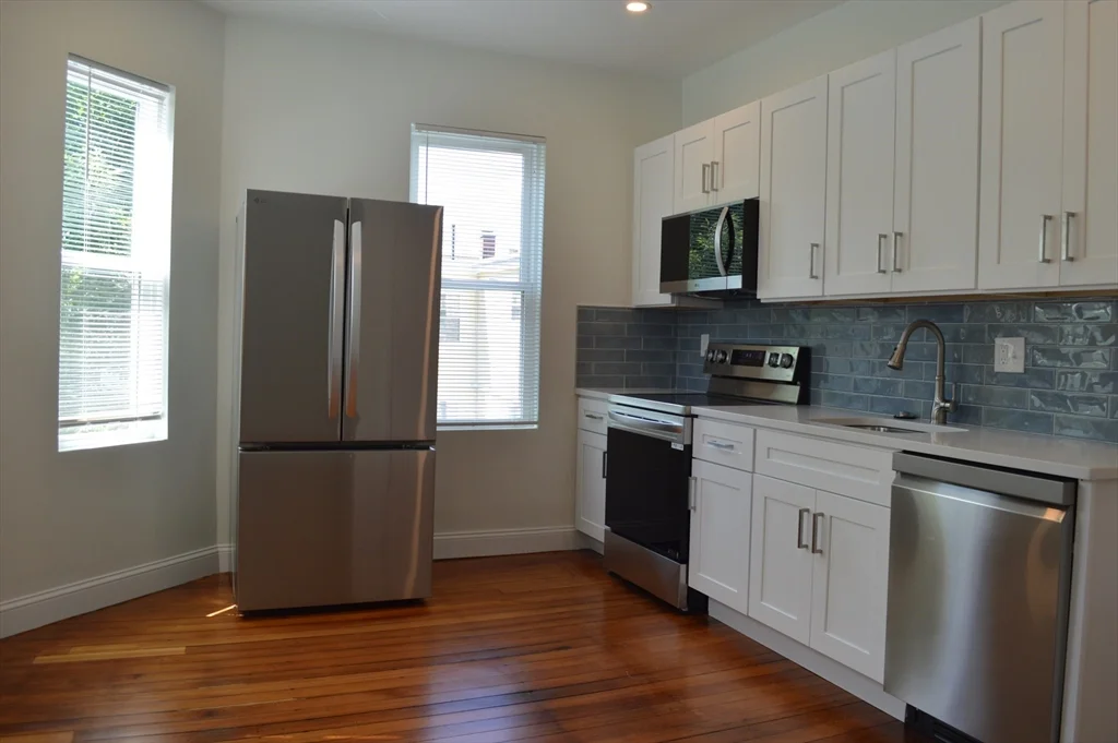 4 bed, 2 bath apartment for rent at 370A Centre St Unit 3, Jamaica Plain — photo 2 of 10