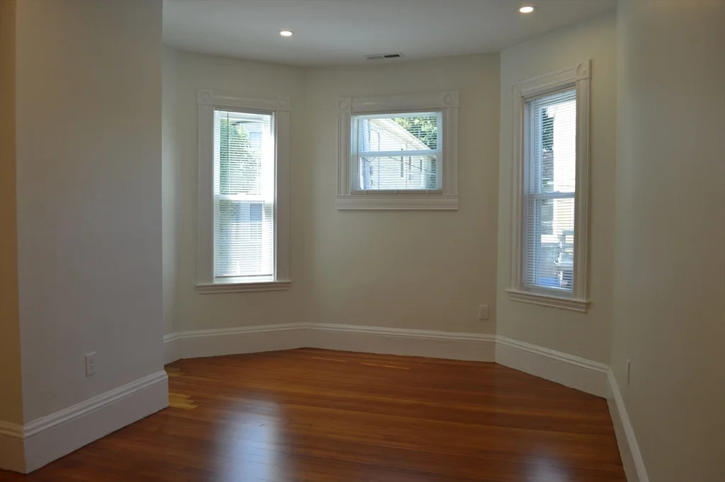 4 bed, 2 bath apartment for rent at 370A Centre St Unit 3, Jamaica Plain — photo 7 of 10