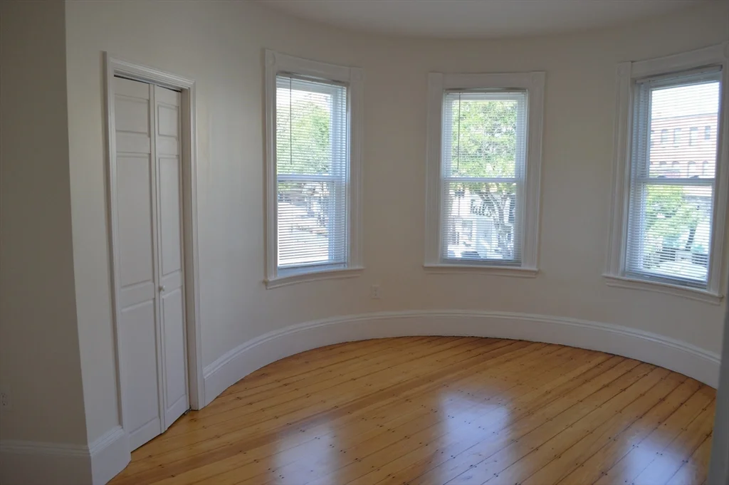 4 bed, 2 bath apartment for rent at 370A Centre St Unit 3, Jamaica Plain — photo 8 of 10