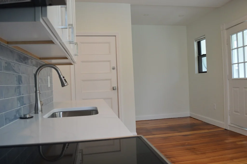 4 bed, 2 bath apartment for rent at 370A Centre St Unit 3, Jamaica Plain — photo 3 of 10