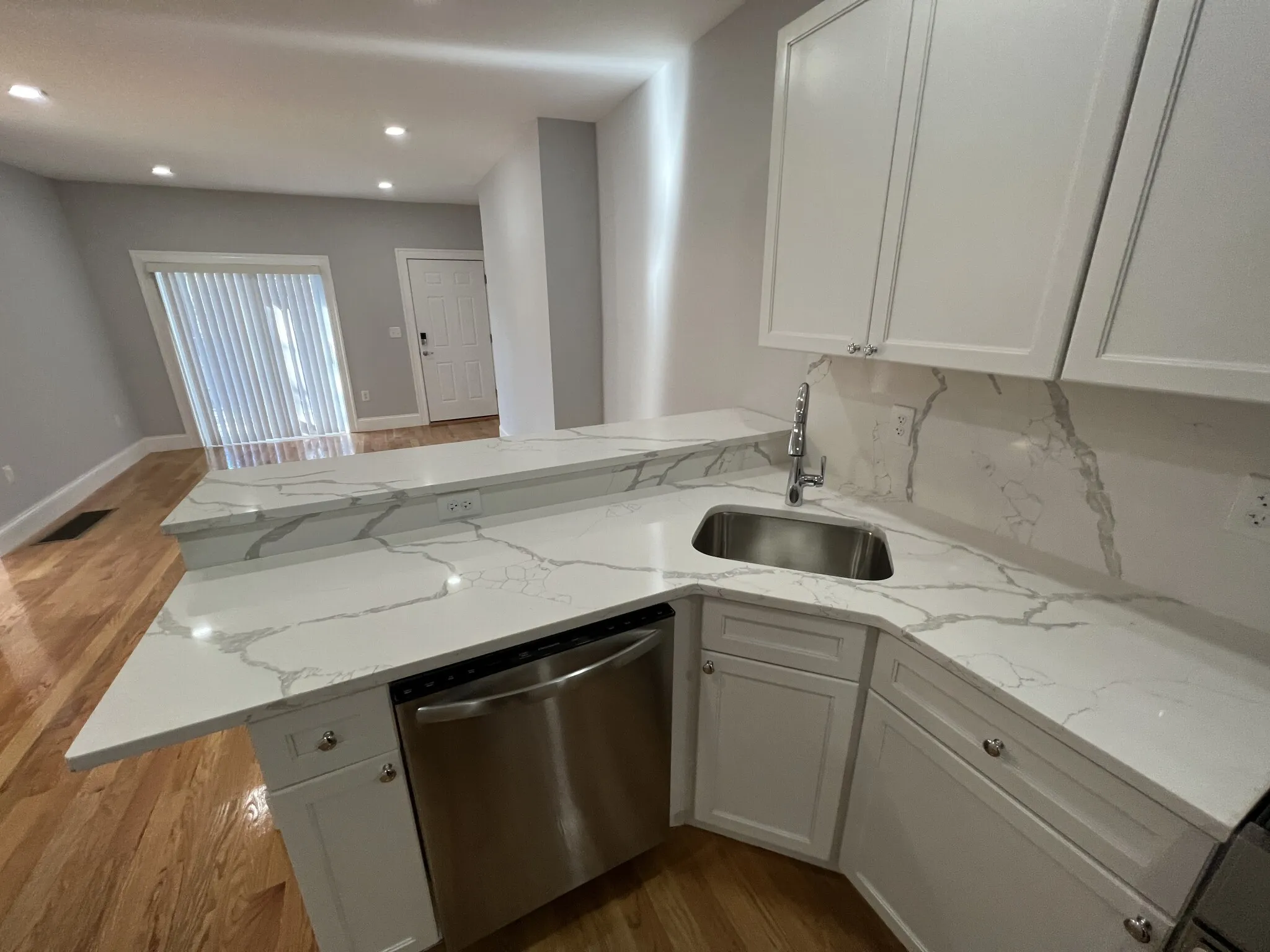 1 bed, 1 bath apartment for rent at 372 Oxford St Unit 1, Ward Two — photo 3 of 17