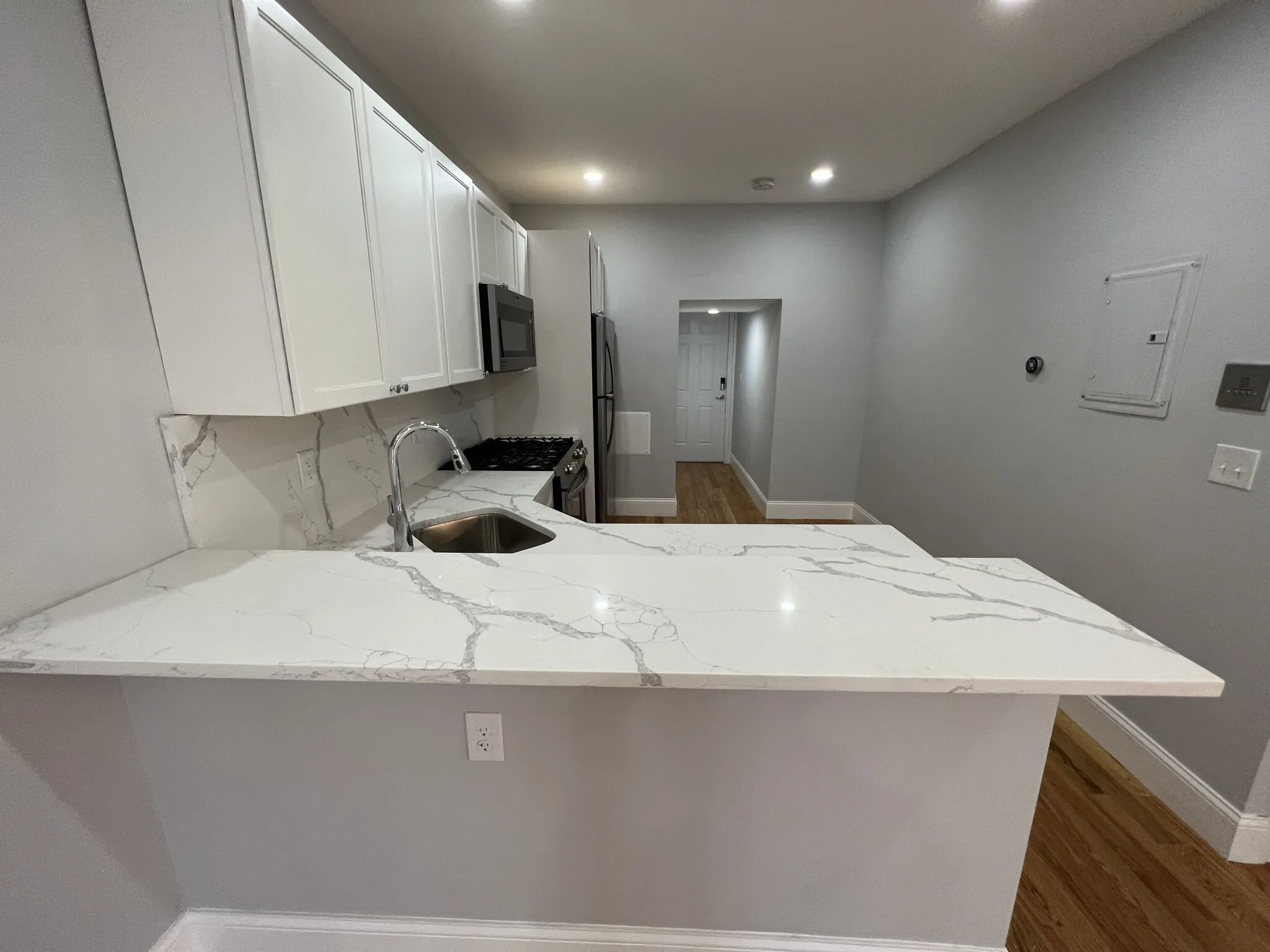 1 bed, 1 bath apartment for rent at 372 Oxford St Unit 1, Ward Two — photo 5 of 17