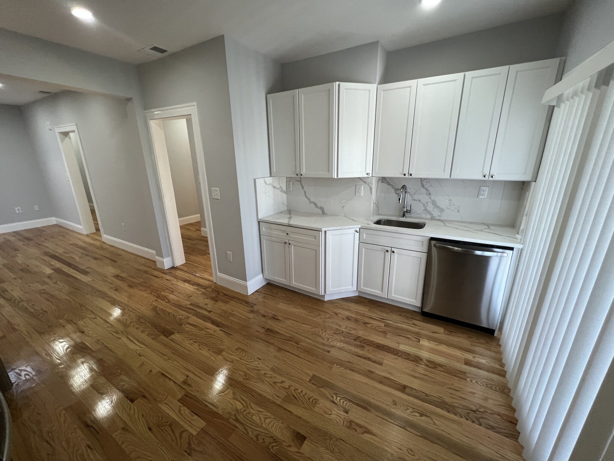 2 bed, 1 bath apartment for rent at 372 Oxford St Unit 5, Ward Two — photo 2 of 21